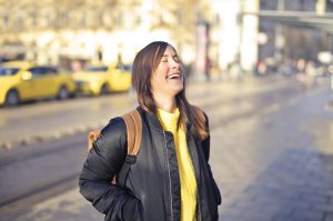 Γελάς με τον Εαυτό σου; Ίσως Αυτό να Είναι Ψυχική Δύναμη